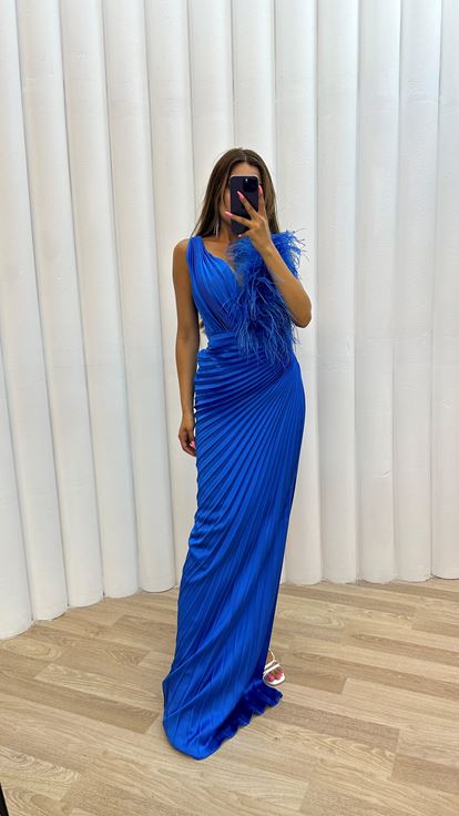 فستان سهرة أزرق من الساتان المطوي والمزين بالريش