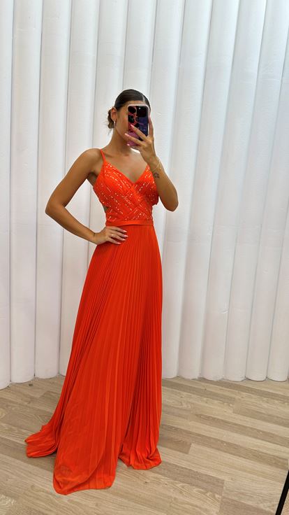 Vestido de noche plisado naranja con tirantes y bordados