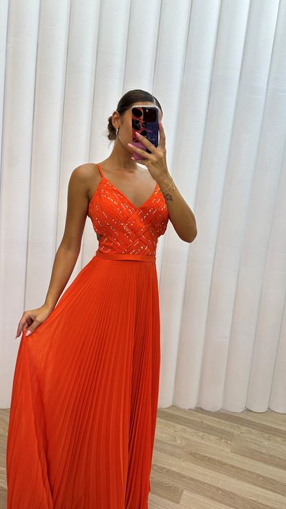Vestido de noche plisado naranja con tirantes y bordados