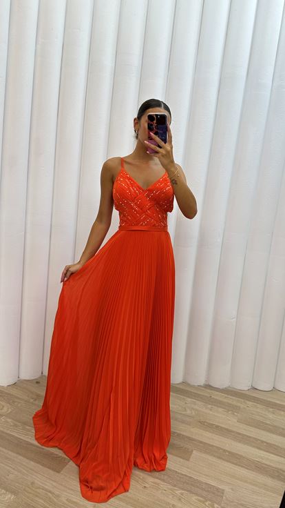 Vestido de noche plisado naranja con tirantes y bordados