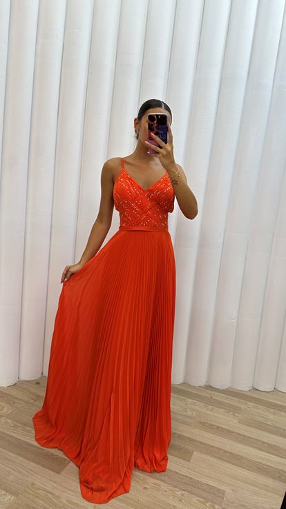Vestido de noche plisado naranja con tirantes y bordados