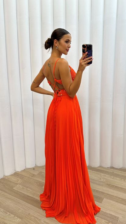 Vestido de noche plisado naranja con tirantes y bordados