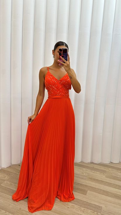 Vestido de noche plisado naranja con tirantes y bordados