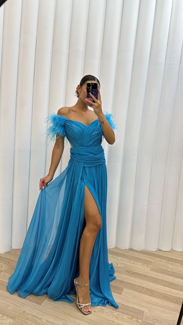 Blaues Abendkleid aus Tüll mit Seilträgern und gefiederten Schultern