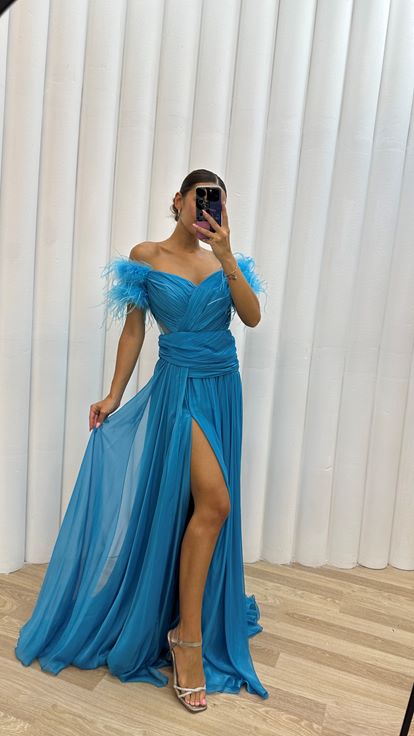 Mavi İp Askılı Omuzları Tüylü Tül Abiye Elbise