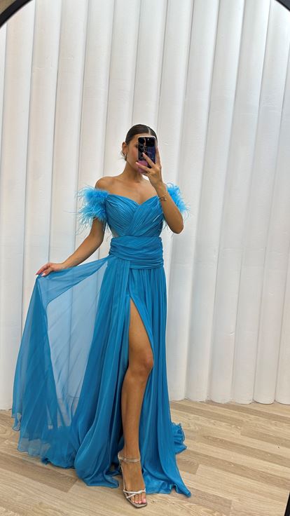 Mavi İp Askılı Omuzları Tüylü Tül Abiye Elbise