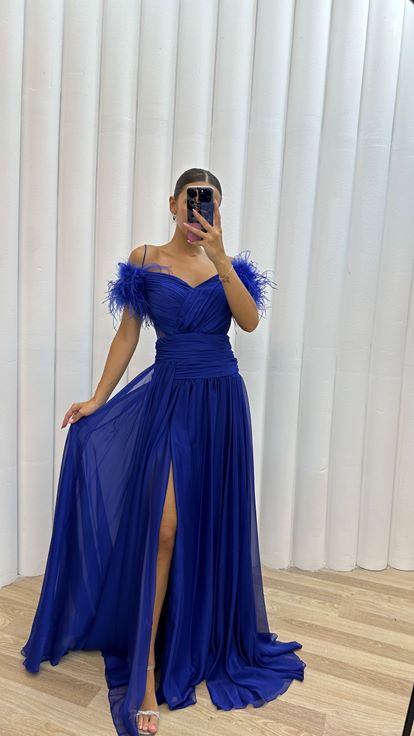 Saks İp Askılı Omuzları Tüylü Tül Abiye Elbise