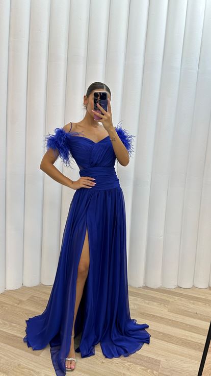 Saks İp Askılı Omuzları Tüylü Tül Abiye Elbise