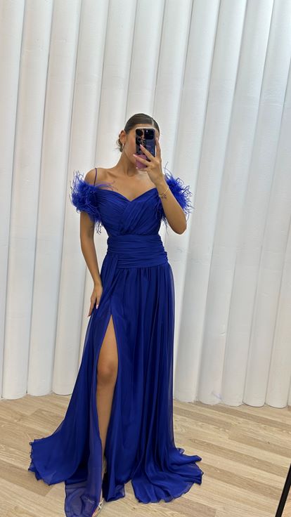 Saks İp Askılı Omuzları Tüylü Tül Abiye Elbise