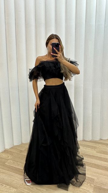 Schwarzes, trägerloses, mehrlagiges Abendkleid