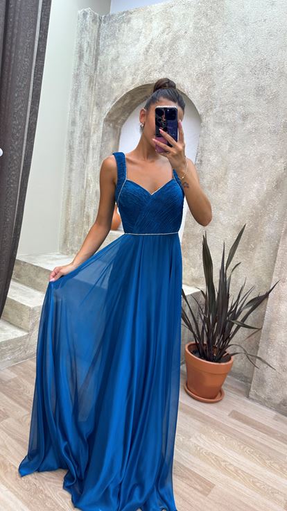 Vestido de noche turquesa con detalle arrugado en el busto 