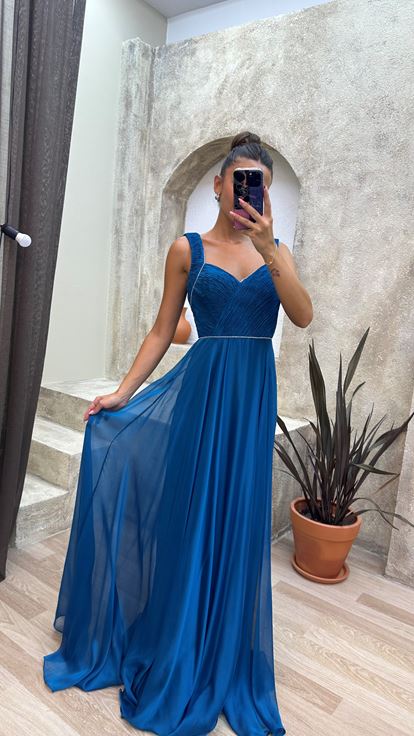 Vestido de noche turquesa con detalle arrugado en el busto 