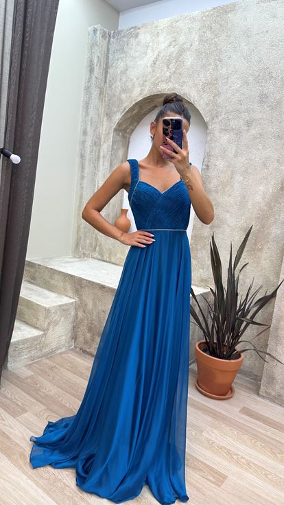 Vestido de noche turquesa con detalle arrugado en el busto 