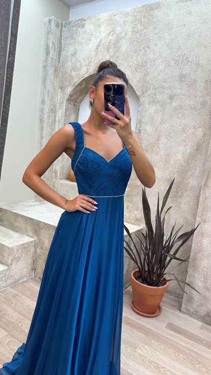 Vestido de noche turquesa con detalle arrugado en el busto 