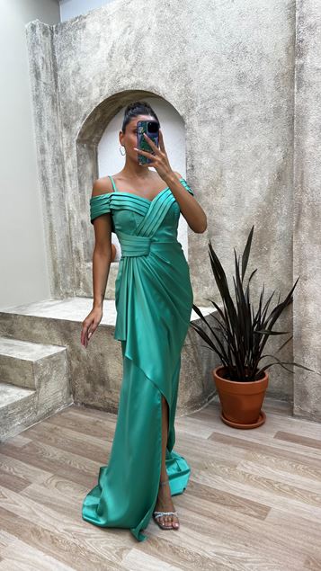 Mintgrünes Abendkleid aus Satin mit Seilträgern und Volants