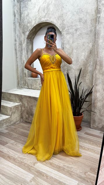 Vestido de noche bordado en el pecho con correa de cuerda amarilla