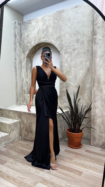 Siyah V Yaka Saten Abiye Elbise