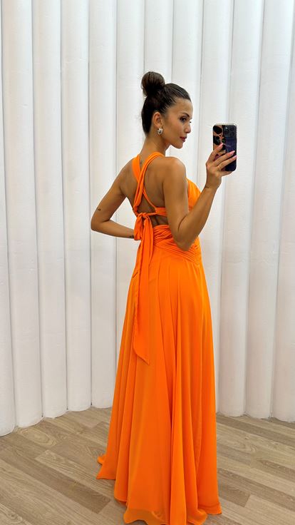 Arancione collo e vita dettaglio spilla abito da sera