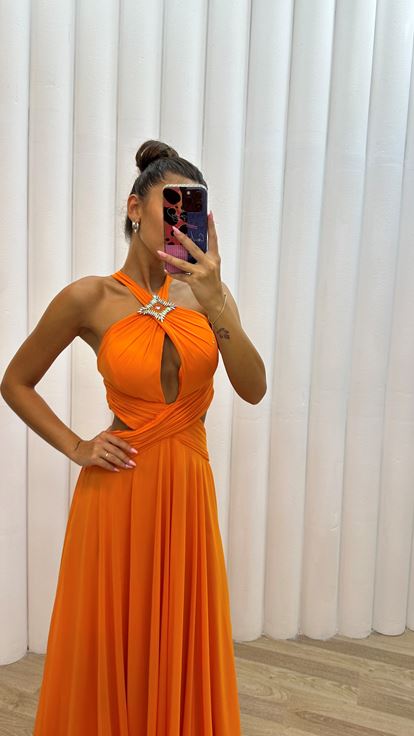 Arancione collo e vita dettaglio spilla abito da sera