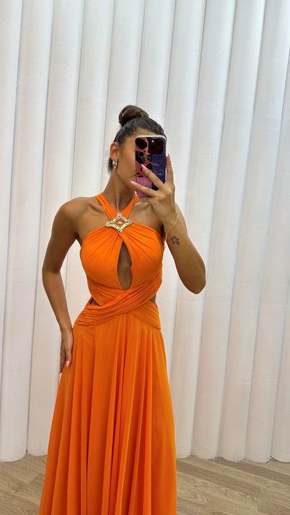 Arancione collo e vita dettaglio spilla abito da sera