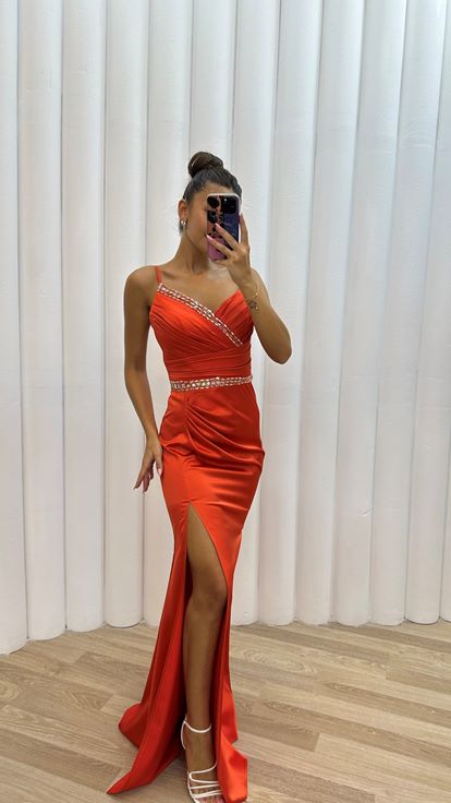 Arancione petto dettaglio ricamato raso abito da sera con spacco