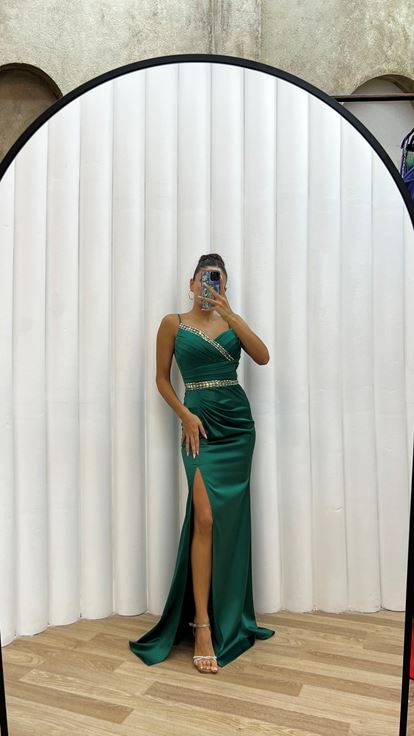 Zümrüt Yeşili Göğüs Detay İşlemeli Yırtmaçlı Saten Abiye Elbise