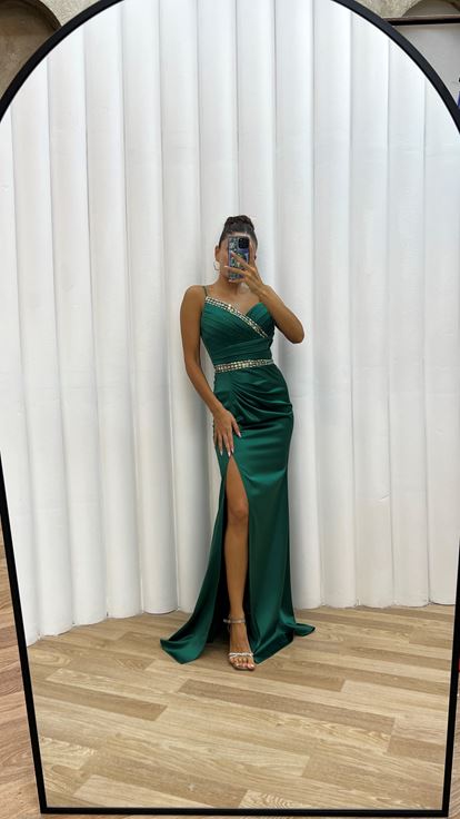 Zümrüt Yeşili Göğüs Detay İşlemeli Yırtmaçlı Saten Abiye Elbise