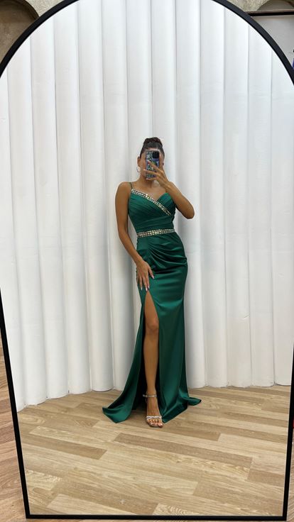 Zümrüt Yeşili Göğüs Detay İşlemeli Yırtmaçlı Saten Abiye Elbise