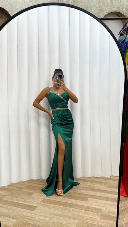 Zümrüt Yeşili Göğüs Detay İşlemeli Yırtmaçlı Saten Abiye Elbise