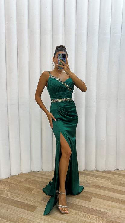 Zümrüt Yeşili Göğüs Detay İşlemeli Yırtmaçlı Saten Abiye Elbise