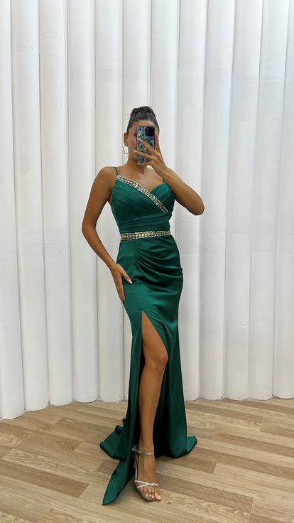 Zümrüt Yeşili Göğüs Detay İşlemeli Yırtmaçlı Saten Abiye Elbise