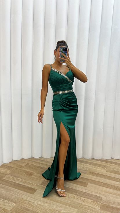 Zümrüt Yeşili Göğüs Detay İşlemeli Yırtmaçlı Saten Abiye Elbise