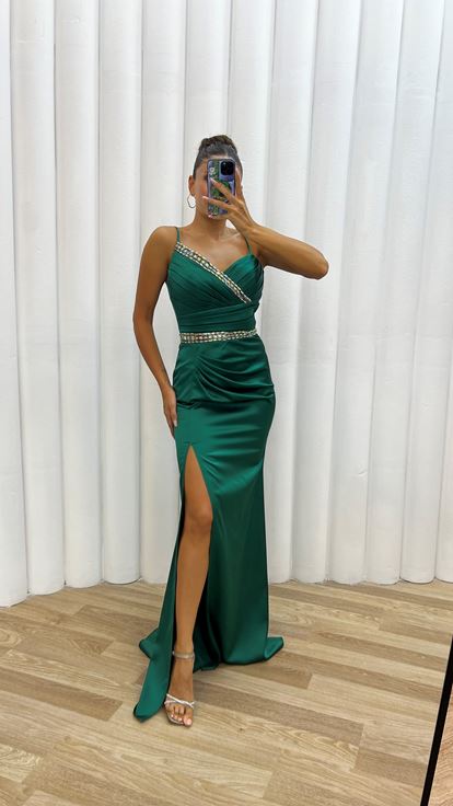 Zümrüt Yeşili Göğüs Detay İşlemeli Yırtmaçlı Saten Abiye Elbise