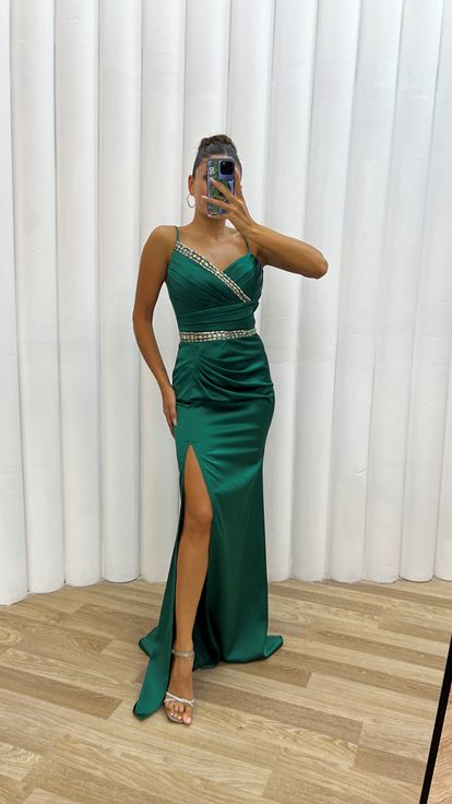 Zümrüt Yeşili Göğüs Detay İşlemeli Yırtmaçlı Saten Abiye Elbise