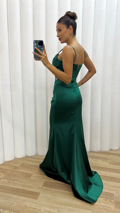 Zümrüt Yeşili Göğüs Detay İşlemeli Yırtmaçlı Saten Abiye Elbise