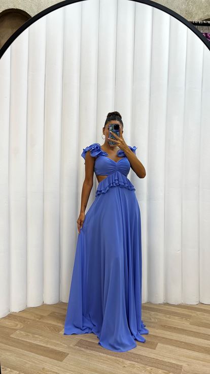 Vestido de noche de gasa con volantes en la cintura azul