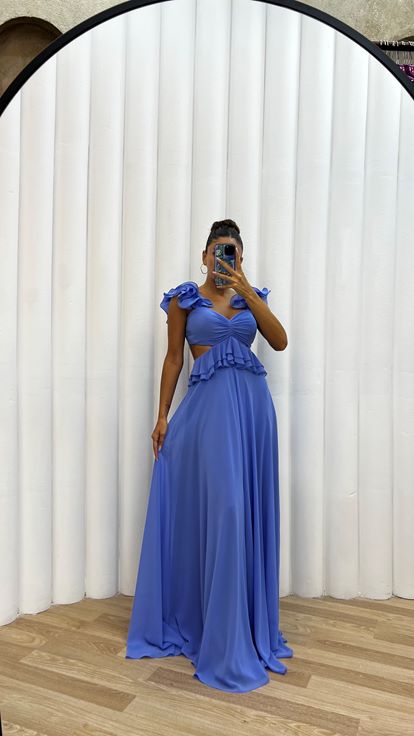 Vestido de noche de gasa con volantes en la cintura azul