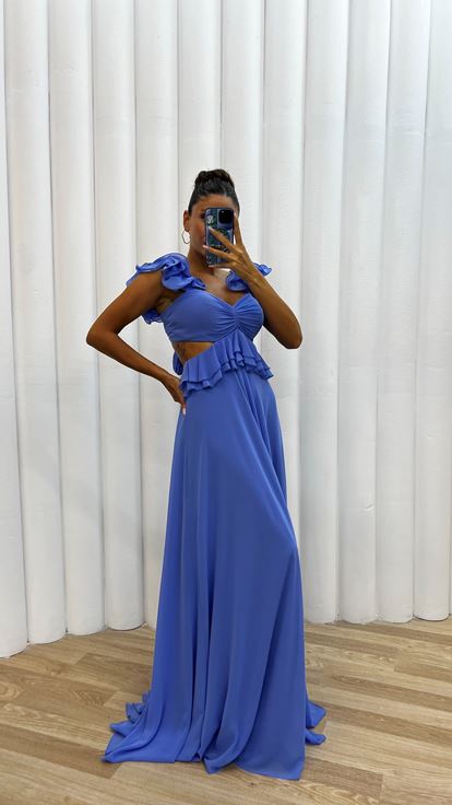 Vestido de noche de gasa con volantes en la cintura azul