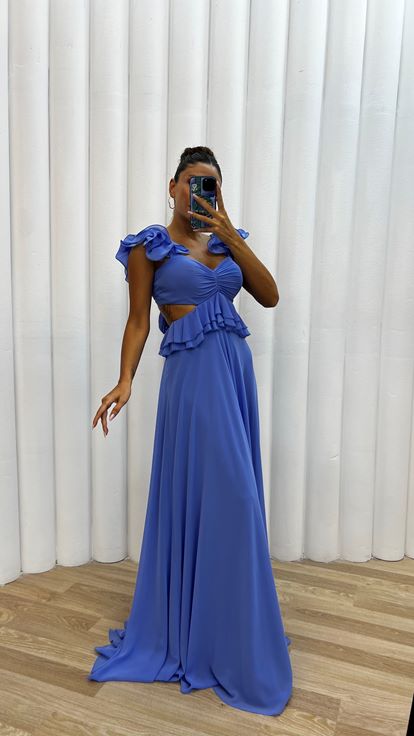 Vestido de noche de gasa con volantes en la cintura azul