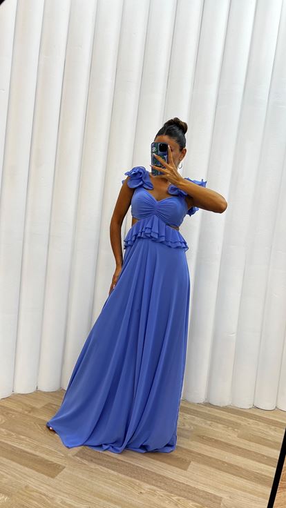 Vestido de noche de gasa con volantes en la cintura azul