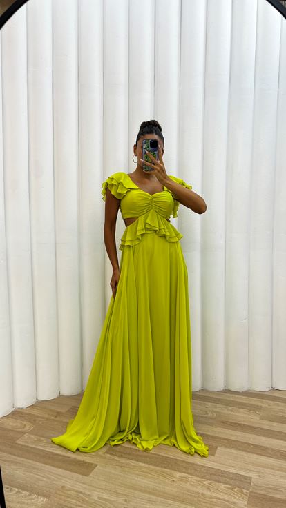 Vestido de noche de gasa con volantes en la cintura amarilla