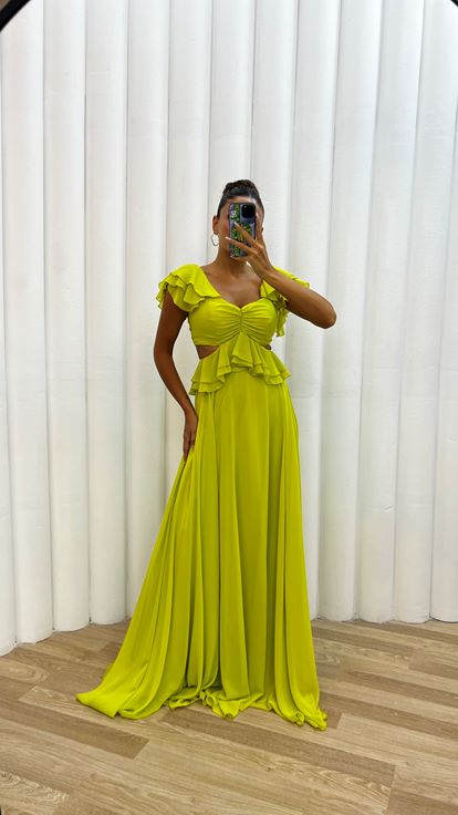 Vestido de noche de gasa con volantes en la cintura amarilla