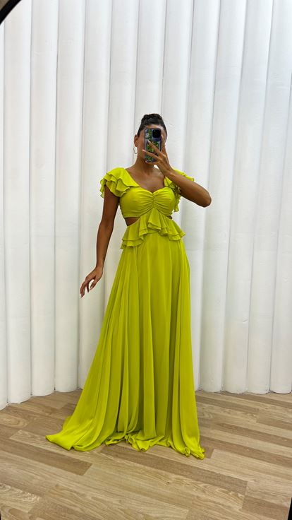 Vestido de noche de gasa con volantes en la cintura amarilla