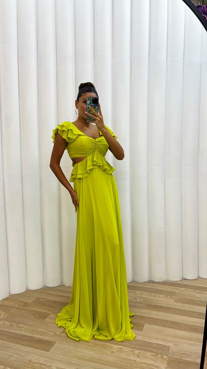 Vestido de noche de gasa con volantes en la cintura amarilla