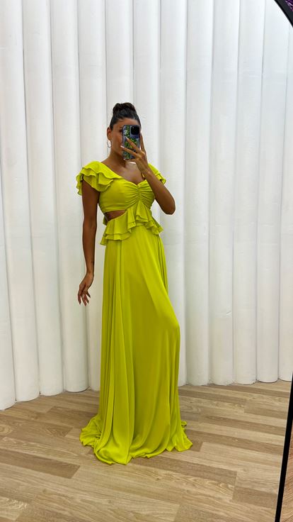 Vestido de noche de gasa con volantes en la cintura amarilla