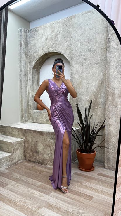 فستان سهرة أرجواني برقبة على شكل حرف   وثنيات الخصر