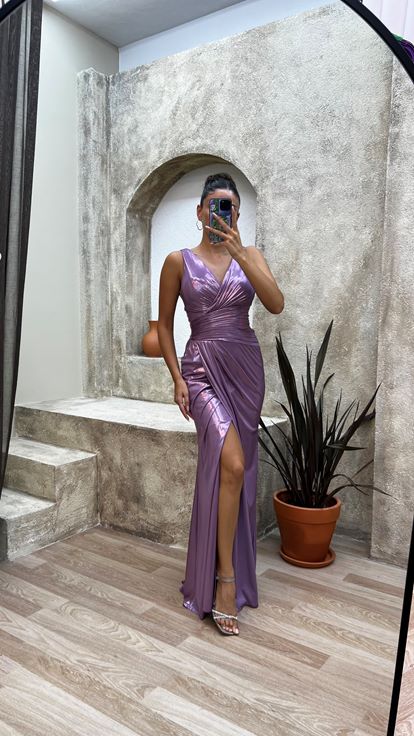 فستان سهرة أرجواني برقبة على شكل حرف   وثنيات الخصر