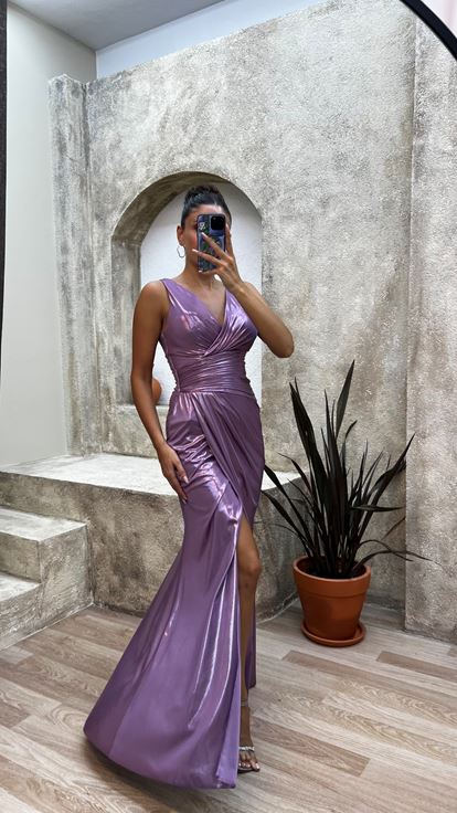 فستان سهرة أرجواني برقبة على شكل حرف   وثنيات الخصر