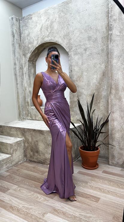 فستان سهرة أرجواني برقبة على شكل حرف   وثنيات الخصر