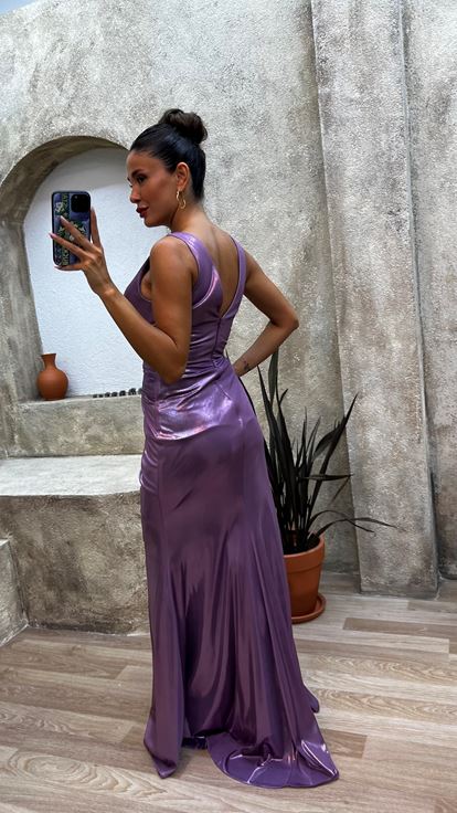 فستان سهرة أرجواني برقبة على شكل حرف   وثنيات الخصر